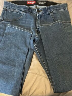 Wrangler Slim Straight Men's Jeans in Medium Blue Wash